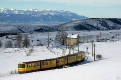 Train jaune sous la neige