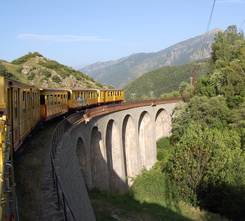 Train jaune sur le viaduc